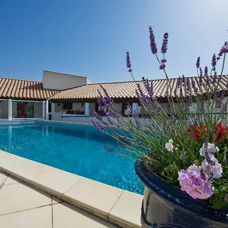 Hotel Le Maset En Camargue 2*